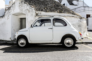 Italien, Apulien, Alberobello, alter Fiat 500 vor einem Trullo geparkt - CSTF001060