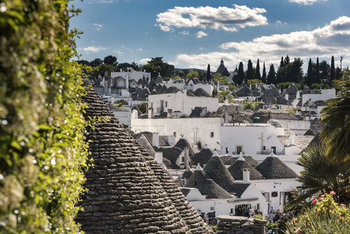 Italien, Apulien, Alberobello, Trulli, Trockensteinhütten mit kegelförmigen Dächern - CSTF001061