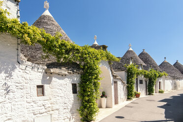 Italien, Apulien, Alberobello, Trulli, Trockensteinhütten mit kegelförmigen Dächern - CSTF001063