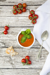 Tomatensuppe und Tomaten auf Holz - LVF004848