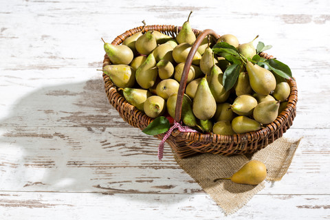 Körbchen mit Bio-Birnen, lizenzfreies Stockfoto