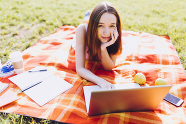 Schüler im Park beim Lernen mit Laptop - GIOF000945