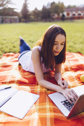 Schüler im Park beim Lernen am Laptop - GIOF000947