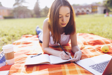 Student at the park, learning, writing - GIOF000948