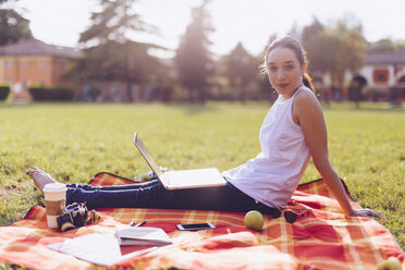 Student at the park learning at the laptop - GIOF000950