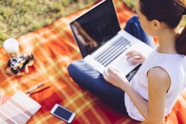 Student at the park working with laptop - GIOF000951