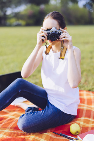 Frau macht ein Foto im Park, lizenzfreies Stockfoto