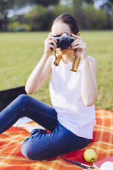 Frau macht ein Foto im Park - GIOF000957