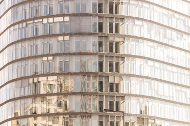 Deutschland, Berlin, Glasfassade der Park Kolonnaden am Potsdamer Platz - CMF000423