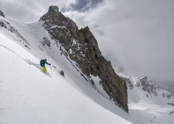 Frankreich, Queyras, Naturpark, Skifahren abseits der Pisten - ALRF000389