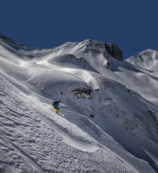 Frankreich, Naturpark Queyras, Skifahren abseits der Pisten - ALRF000393