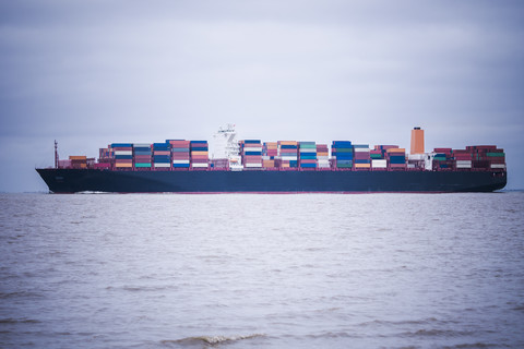 Deutschland, bei Cuxhaven, Nordsee, beladenes Containerschiff, lizenzfreies Stockfoto