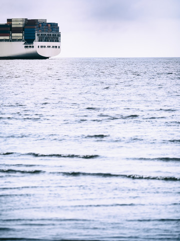 Deutschland, bei Cuxhaven, Nordsee, beladenes Containerschiff, Heck, lizenzfreies Stockfoto