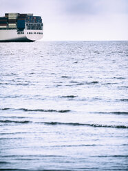 Deutschland, bei Cuxhaven, Nordsee, beladenes Containerschiff, Heck - KRPF001747