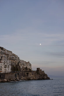 Italien, Amalfi, Blick auf die Küste in der Abenddämmerung - HLF000963
