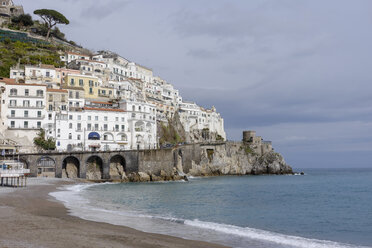 Italien, Amalfi, Blick auf die Stadt mit Strand im Vordergrund - HLF000964