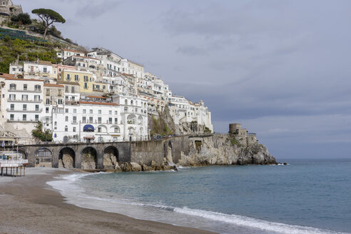 Italien, Amalfi, Blick auf die Stadt mit Strand im Vordergrund - HLF000964
