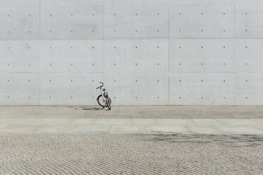Deutschland, Berlin, Fahrradparken vor Betonmauer im Regierungsviertel - ZMF000469