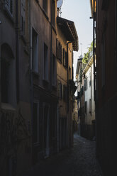 Italy, Udine, narrow dark alley - MAUF000551