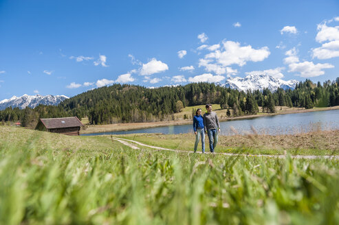 Deutschland, Bayern, Paar beim Spaziergang am Barmsee - DIGF000477