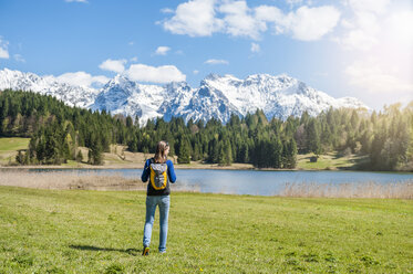 Deutschland, Bayern, Frau beim Spaziergang am Barmsee - DIGF000479