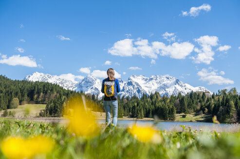 Deutschland, Bayern, Frau beim Spaziergang am Barmsee - DIGF000480