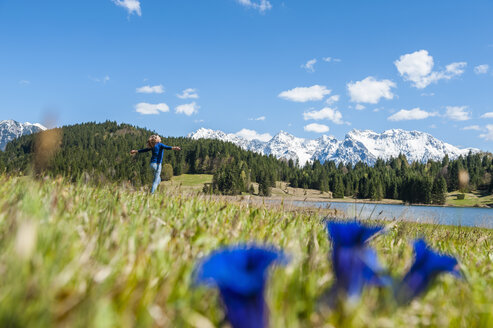 Deutschland, Bayern, sorglose Frau am Barmsee - DIGF000482