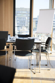 Empty conference room with flipchart - CHAF001681