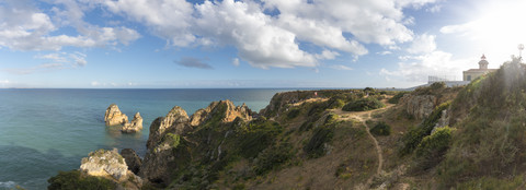 Portugal, Algarve, Lagos, Ponta de Piedade, Weg an der Steilküste zur Grotte, lizenzfreies Stockfoto