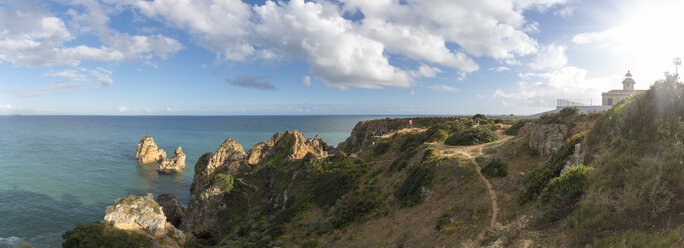 Portugal, Algarve, Lagos, Ponta de Piedade, Weg an der Steilküste zur Grotte - FRF000409