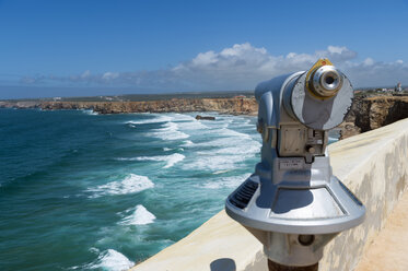 Portugal, Algarve, Sagres, Praia do Tonel, telescope at viewpoint - FRF000417