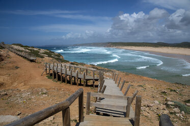 Portugal, Algarve, Bordeira, alte Holzbrücke am Strand von Bordeira - FRF000432