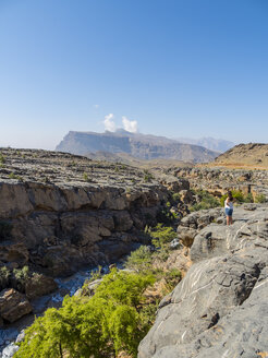 Oman, Jebel Shams, Frau steht auf Aussichtspunkt - AMF004882