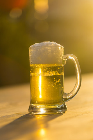 Ein Glas frisches Bier in der Abenddämmerung, lizenzfreies Stockfoto