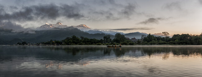 Nepal, Annapurna, Pokhara, Phewa See am Abend - ALRF000394