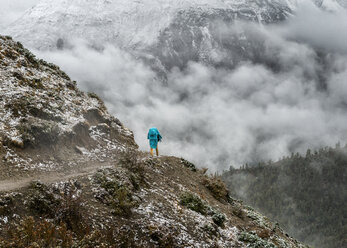 Nepal, Annapurna Trek, Yak Kharka, Trekking auf dem Wanderweg - ALRF000399