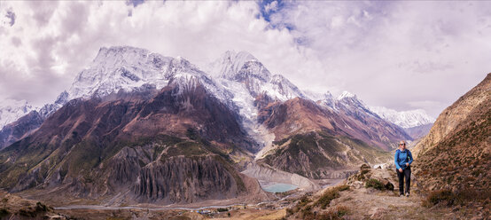 Nepal, Annapurna, Manang, Trekkerin, Panoramablick - ALRF000404