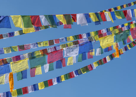 Nepal, Kathmandu, Gebetsfahnen vor blauem Himmel - ALRF000434