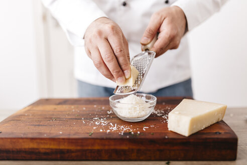 Koch bereitet Füllung für Ravioli vor, reibt Parmesankäse - JRFF000643