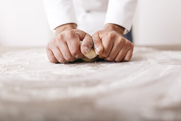 Chef preparing dough for ravioli - JRFF000647