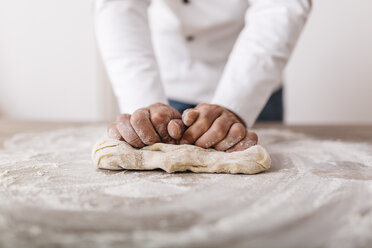 Chef preparing dough for ravioli - JRFF000648