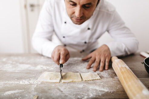 Koch schneidet frische Ravioli - JRFF000658