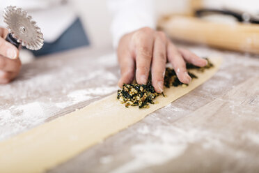 Chefkoch legt Ravioli-Füllung auf den Teig - JRFF000661