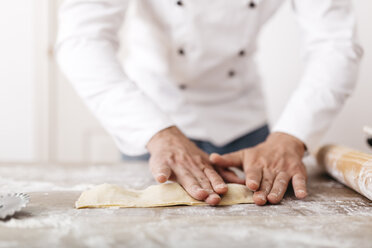 Chef shaping fresh ravioli - JRFF000662