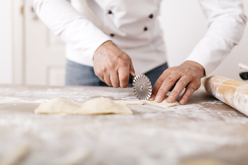 Koch schneidet frische Ravioli - JRFF000664