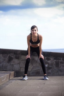 Porträt einer jungen Frau beim Workout - SIPF000440