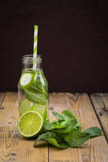 Glasflasche mit Tafelwasser mit Limetten- und Minzgeschmack - LVF004860