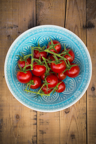 Tomaten in türkisfarbener Schale, lizenzfreies Stockfoto