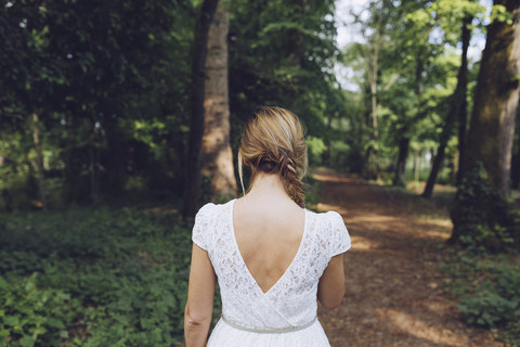 Rückenansicht einer Frau in der Natur, lizenzfreies Stockfoto