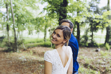 Porträt einer glücklichen Frau mit ihrem Freund in der Natur - GIOF000965